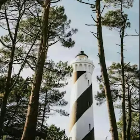 à 200m De La De Contis